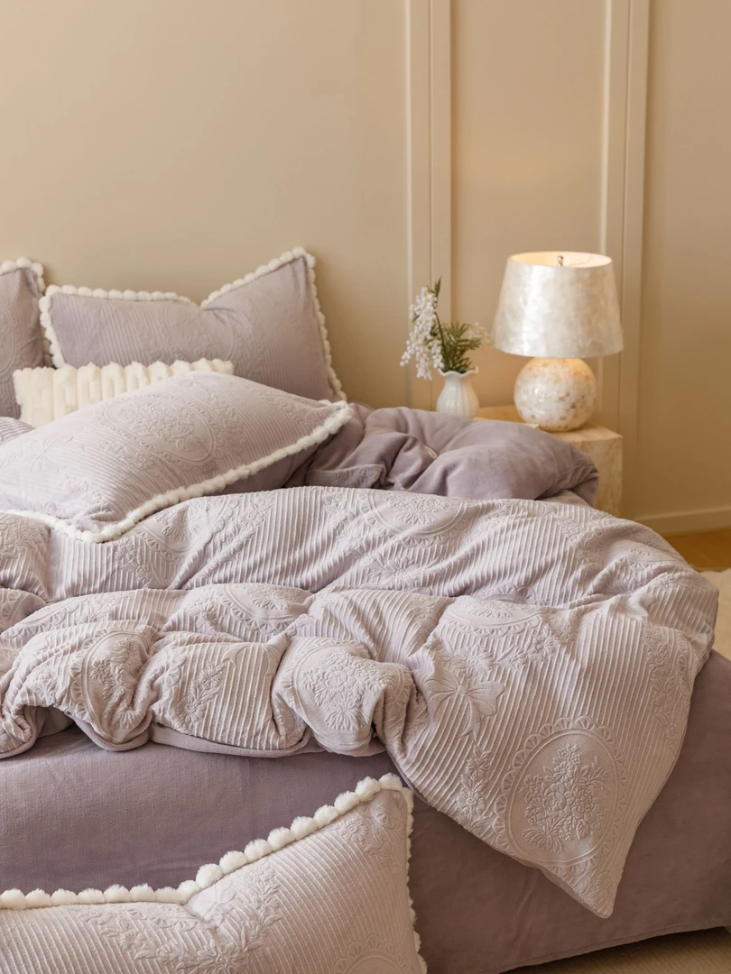 特! 小玲 维拉系列  高克重立体雕花毛球花边工艺款牛奶绒套件