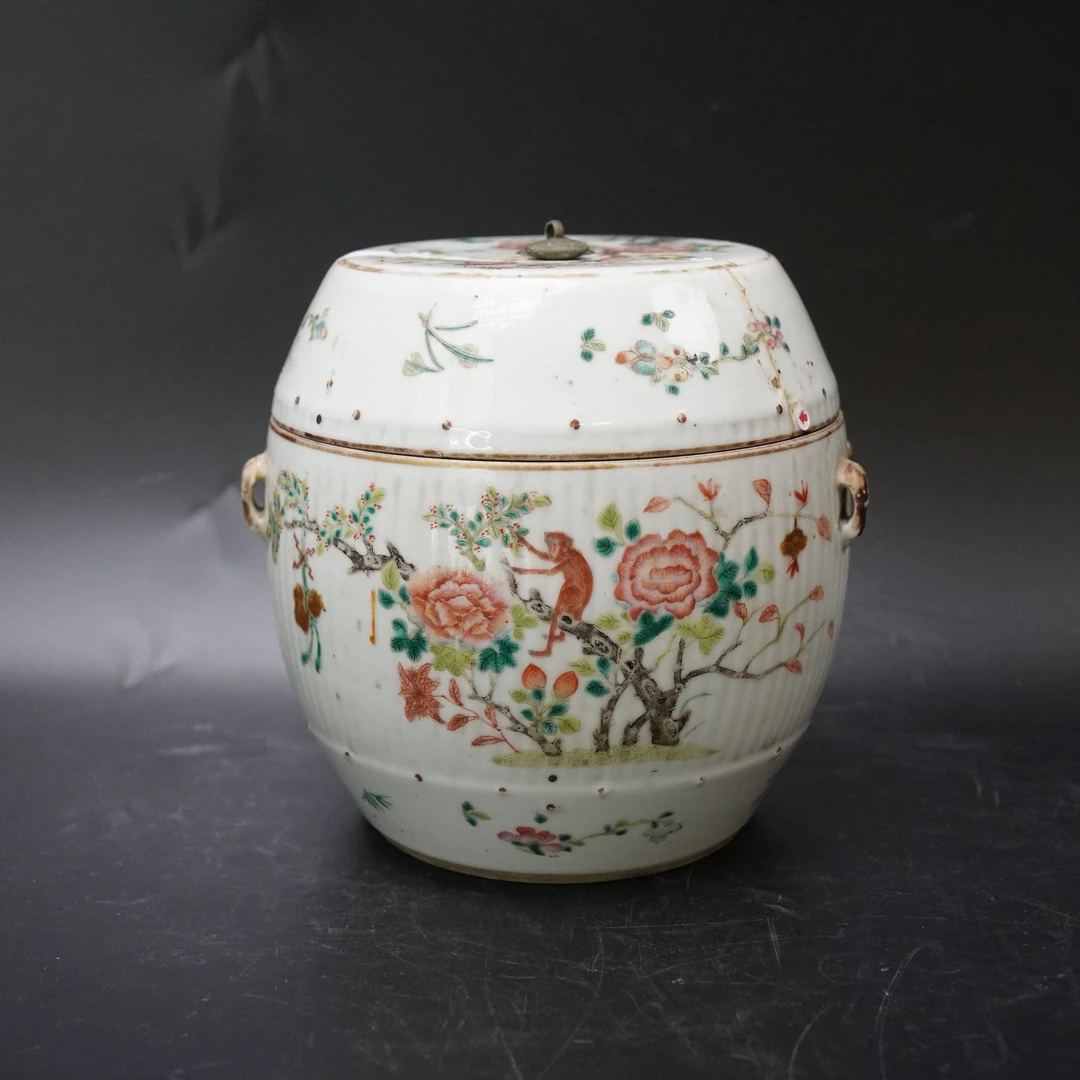 Lot.25090641清同治粉彩侯爵万代瓜楞平顶缸 高：约18.5cm