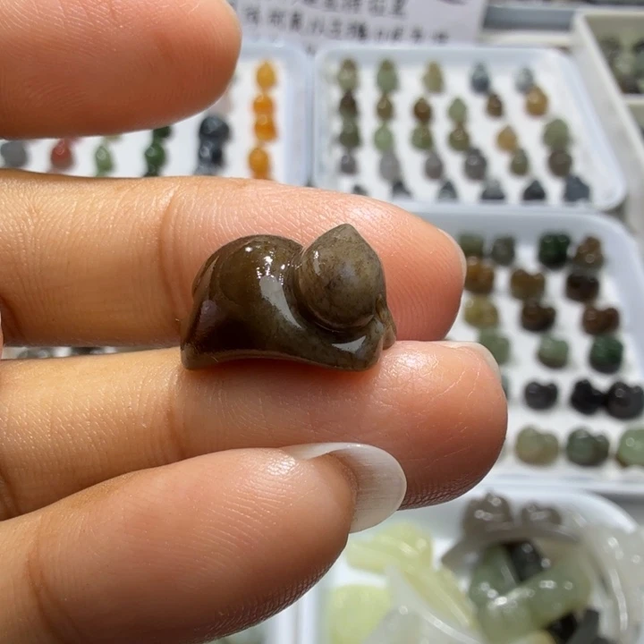 莫***彦和田玉未镶嵌珠宝奇石