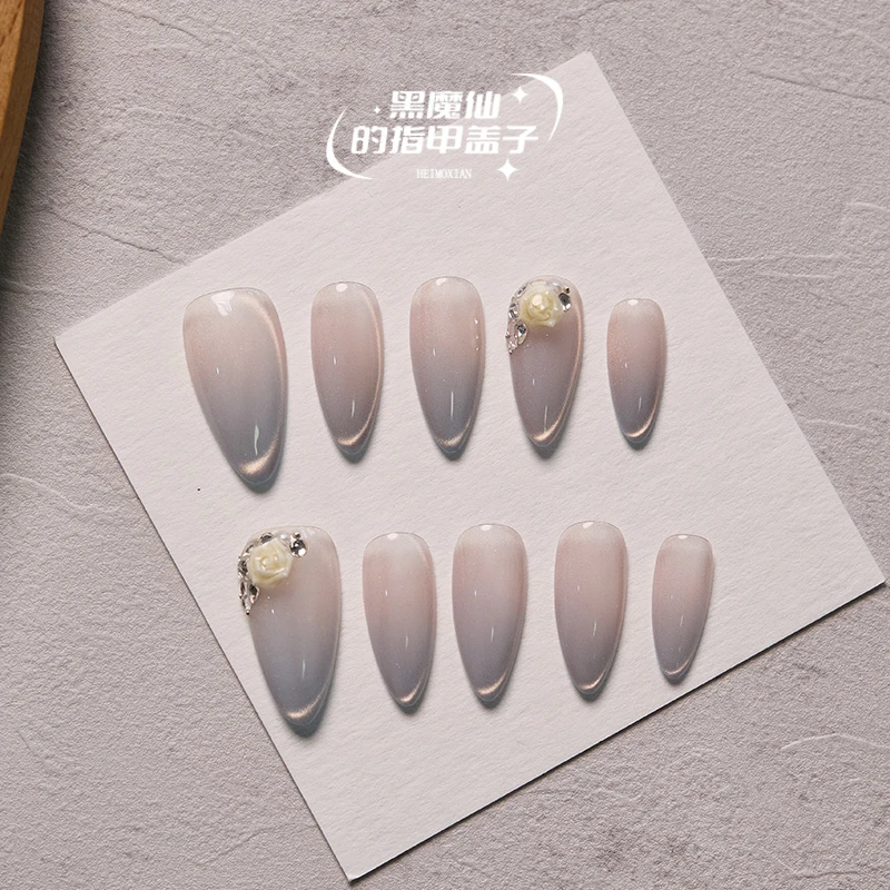 【奶霜小花】纯手工定制多巴胺风格雕花渐变显白穿戴甲