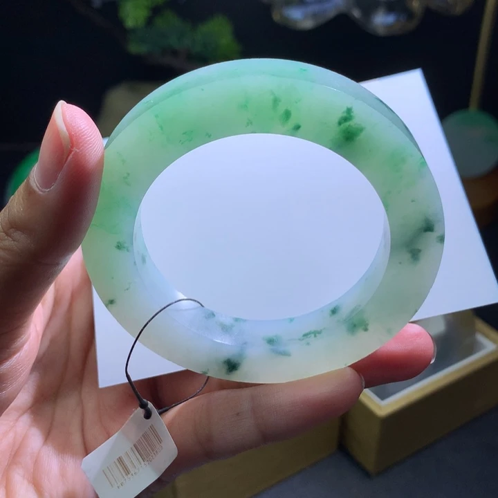 臣***通定制翡翠未镶嵌翡翠手镯