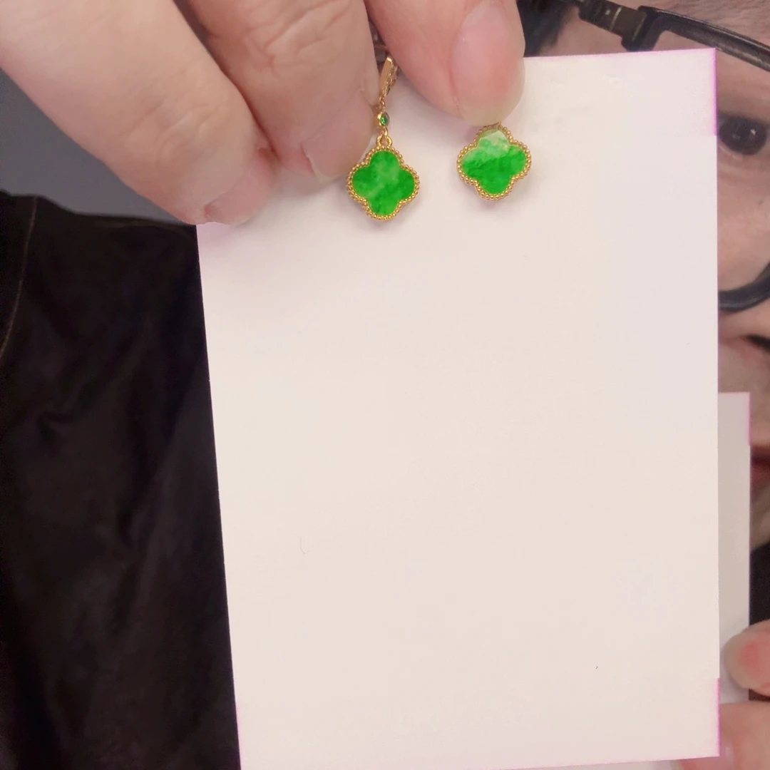 翡翠未镶嵌颈饰一对