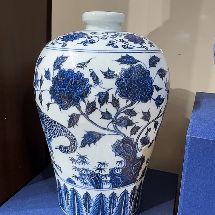 摆件宇泽堂孔雀缠枝梅瓶