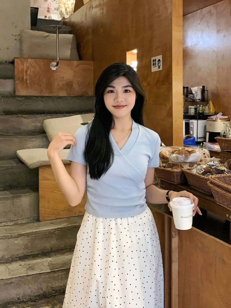 DaDa小个子【半岛晴空】交叉V领正肩显瘦短袖T恤