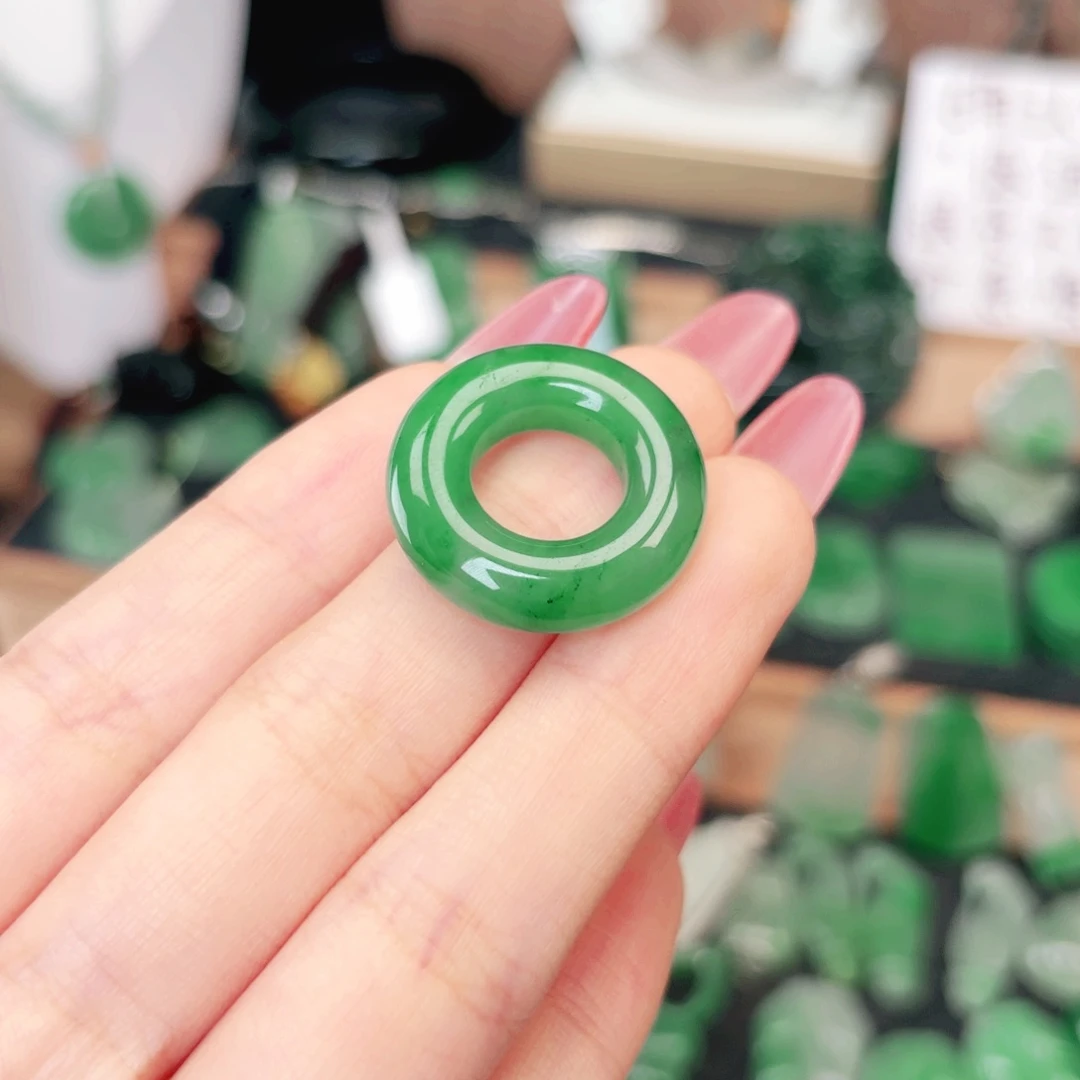 石英质玉（非洲翠）未镶嵌颈饰