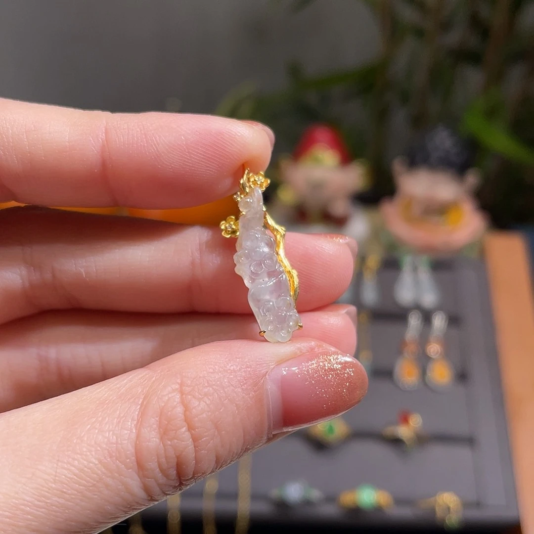翡翠吊坠(不含链)18K金镶嵌梅花枝