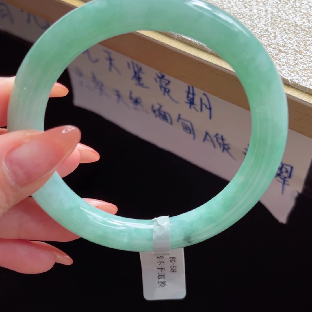 翡翠手镯未镶嵌手镯