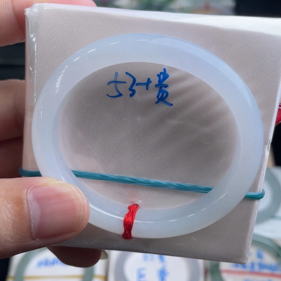 翡翠手镯未镶嵌翡翠手镯