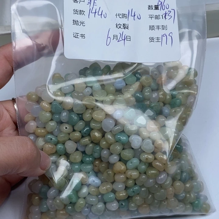 翡翠未镶嵌颈饰菲**饰