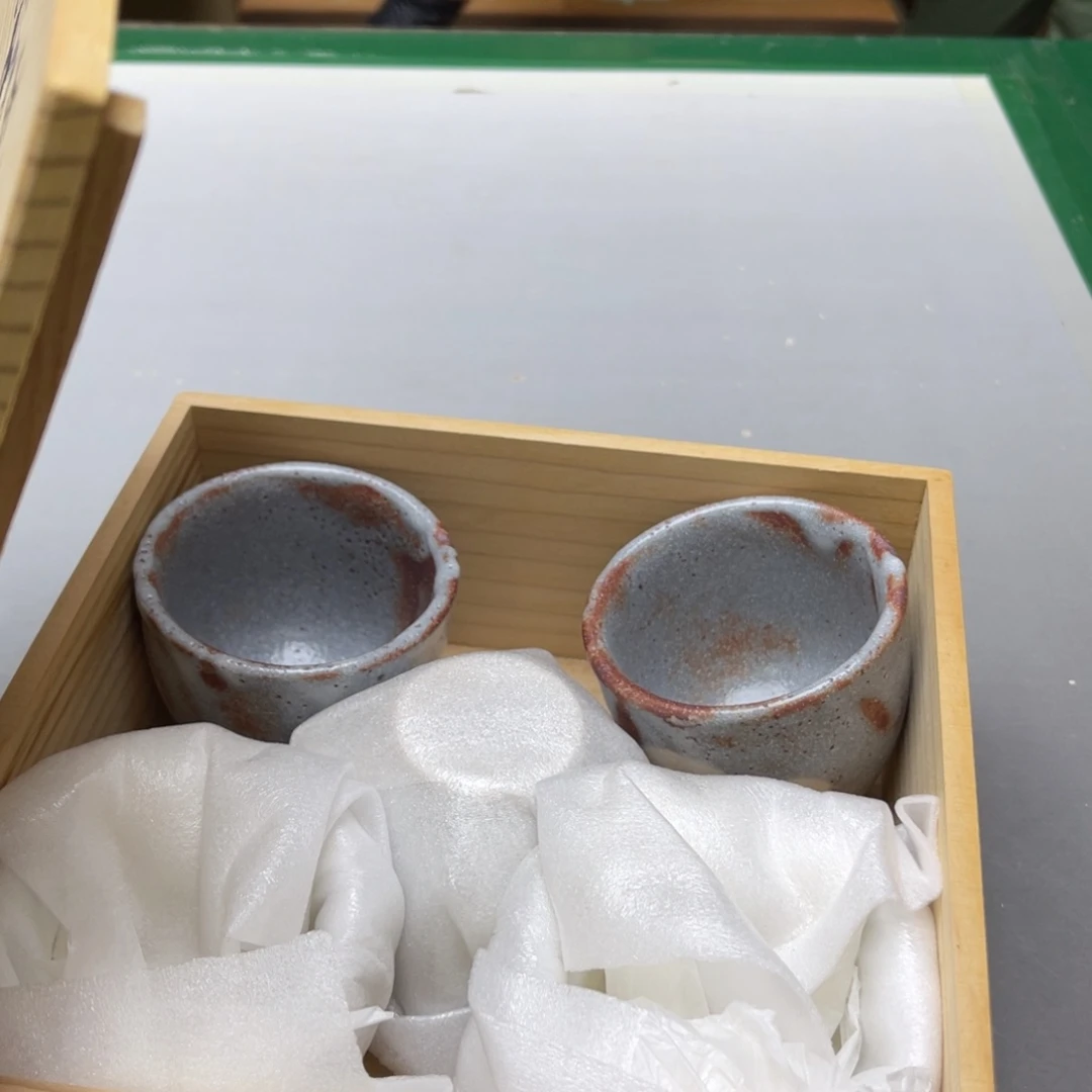 小***甲瓷片密密麻麻地铺满一