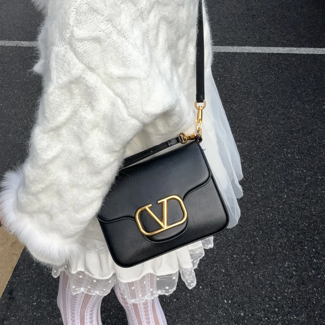 95新 Valentino/华伦天奴 黑色大标豆腐包斜挎手提