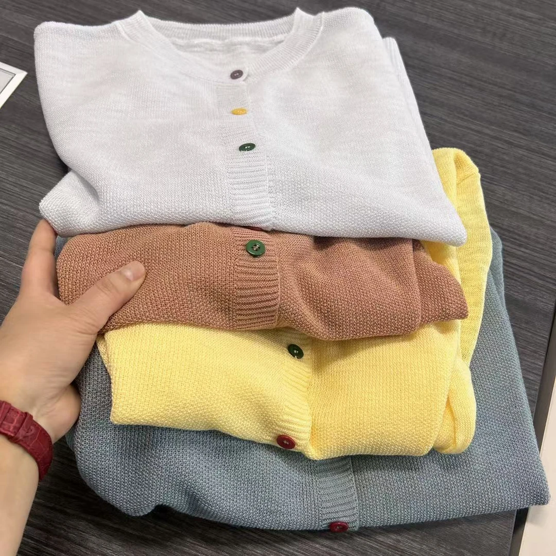 女士圆领彩扣九分袖针织开衫