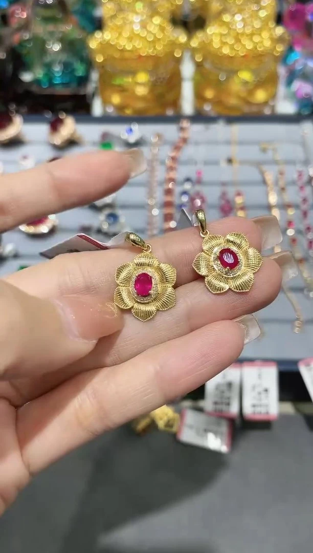 18K金镶嵌天然红宝石吊坠 多样性发其一