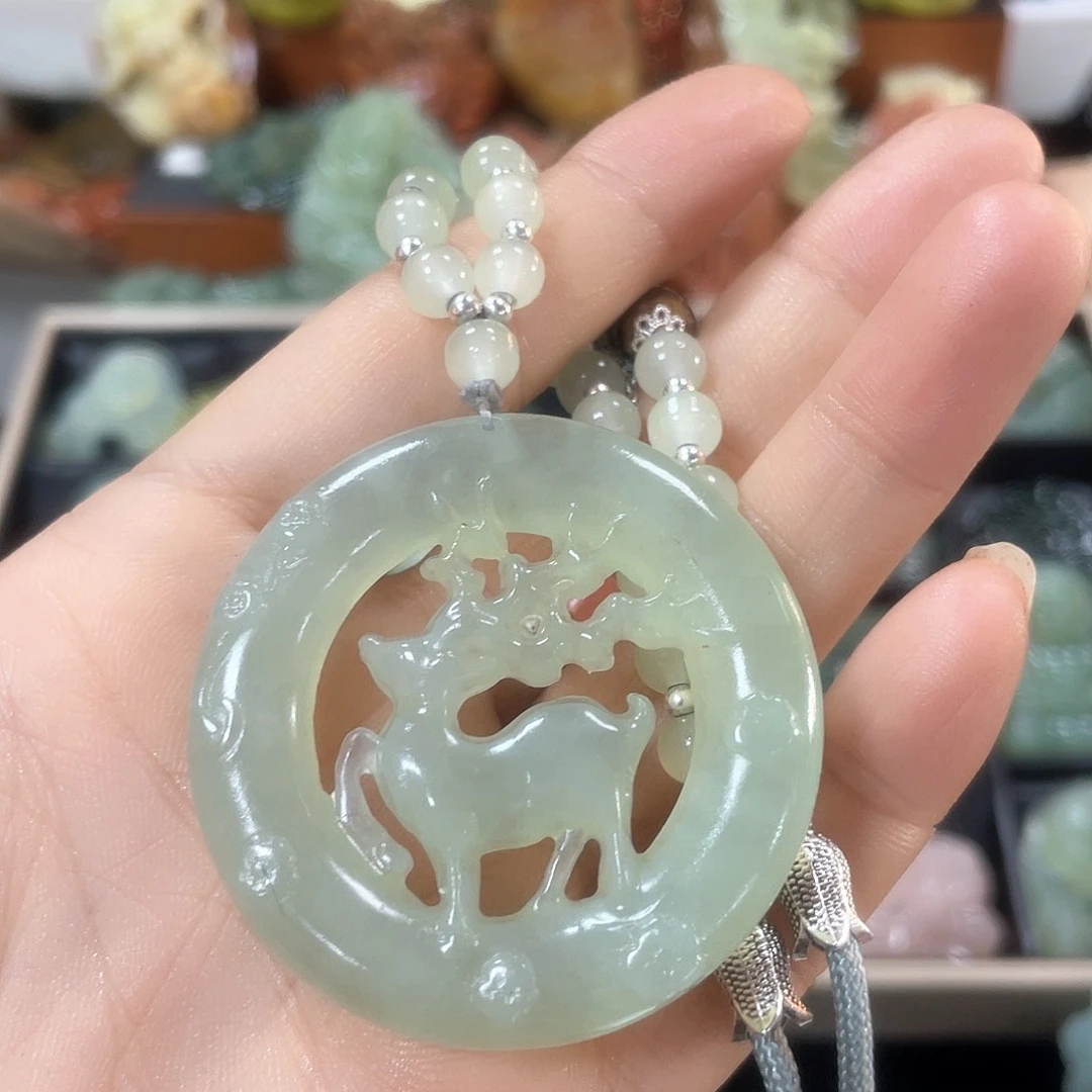 蛇纹石玉颈饰合金