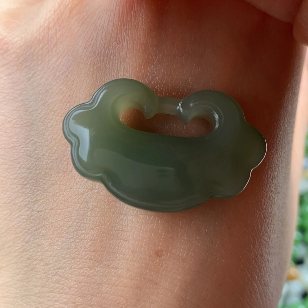 和田玉未镶嵌吊坠(不含链)湖水绿如意锁冰底