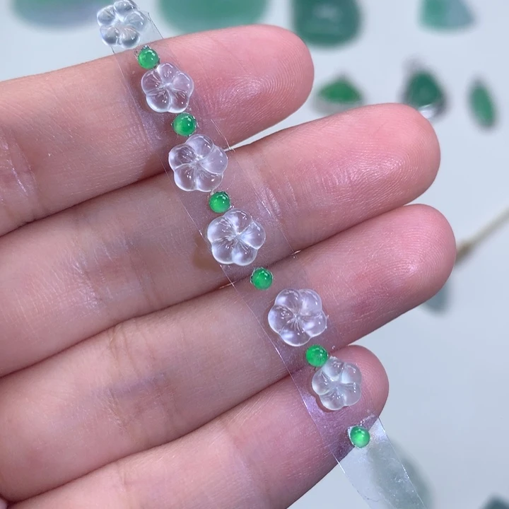 翡翠未镶嵌颈饰花朵