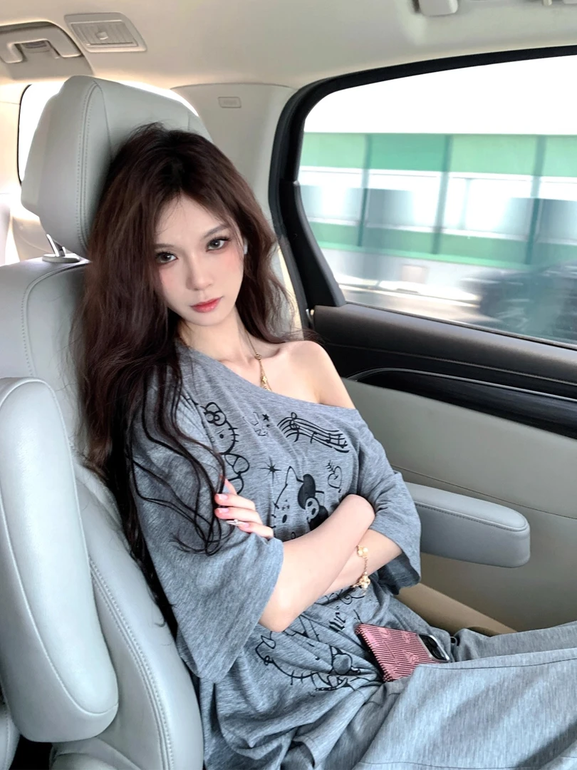 少女感爆棚kitty印花减龄斜肩短袖T恤女夏新宽松慵懒感中袖露肩T