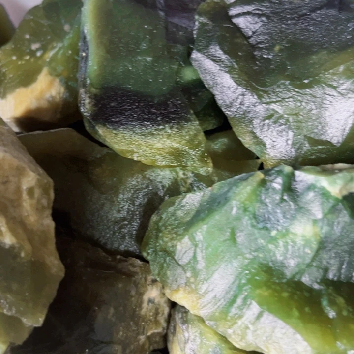 岫玉未镶嵌原料多样性发货，其中之一，以实物为准