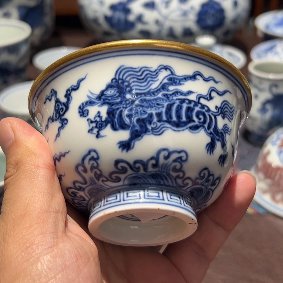精品青花描金海水象形龙压手杯口径约9.5厘米