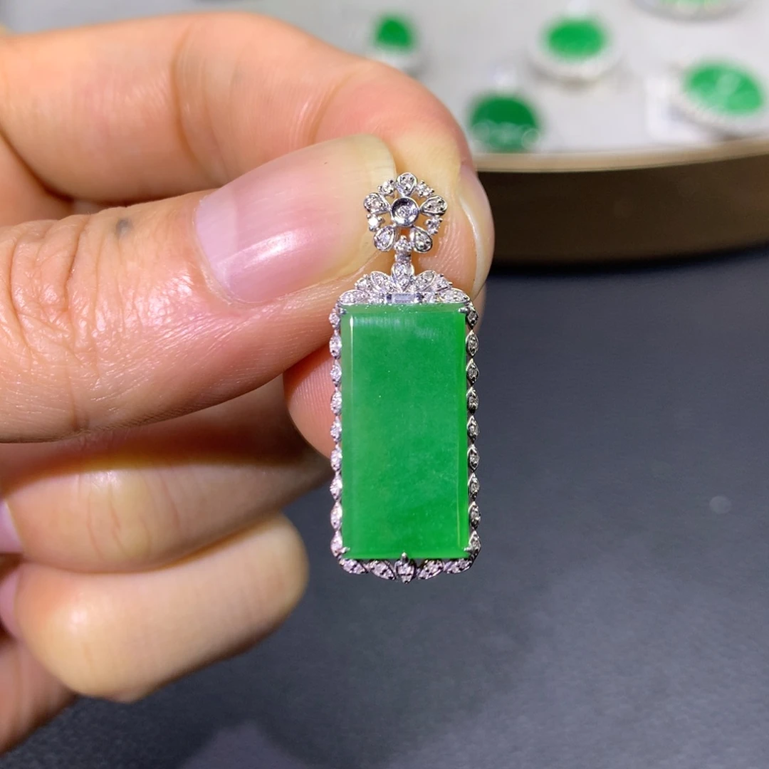 翡翠颈饰18K金镶嵌翡翠