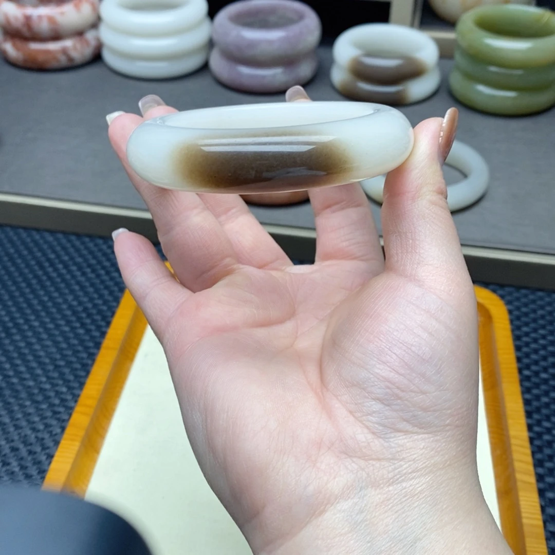 朱***妹石英质玉（佘太翠）未镶嵌手镯