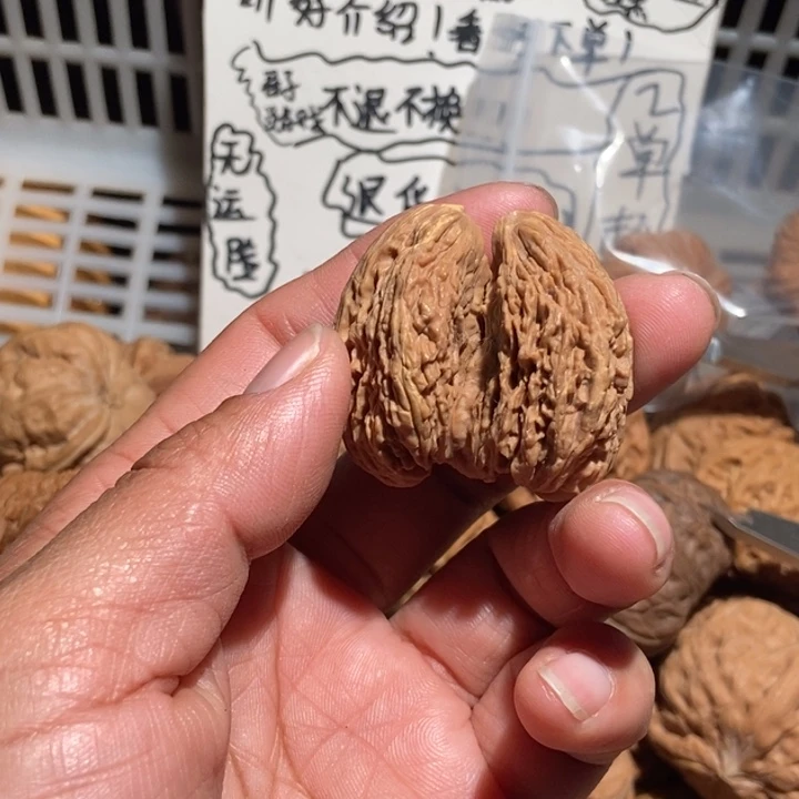 王***张核桃南疆石连体尺寸40有黄