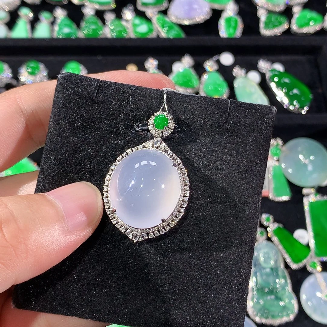 翡翠18K金镶嵌颈饰