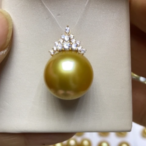 18K金镶嵌海水珍珠颈饰