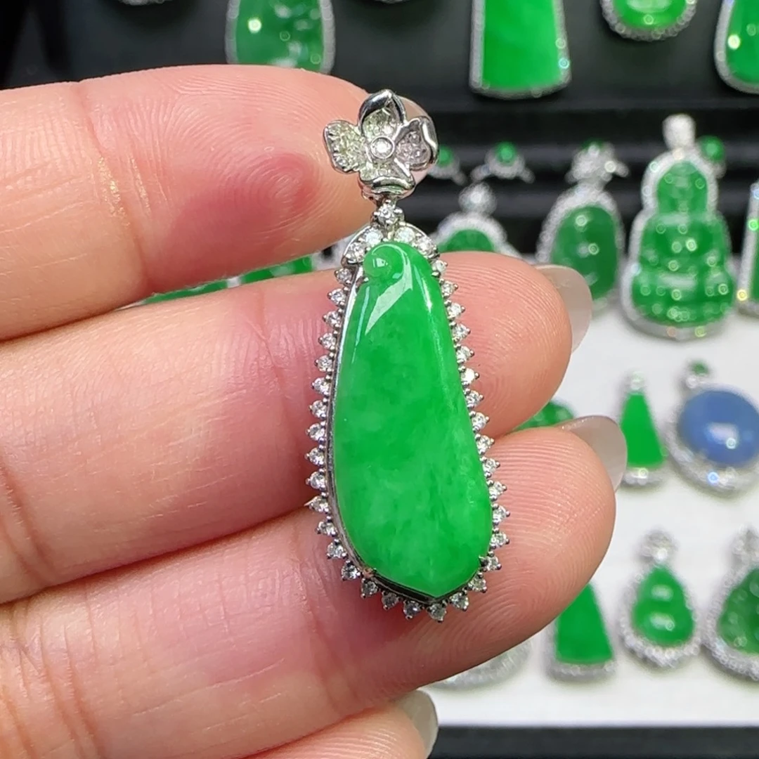翡翠18K金镶嵌颈饰吊坠