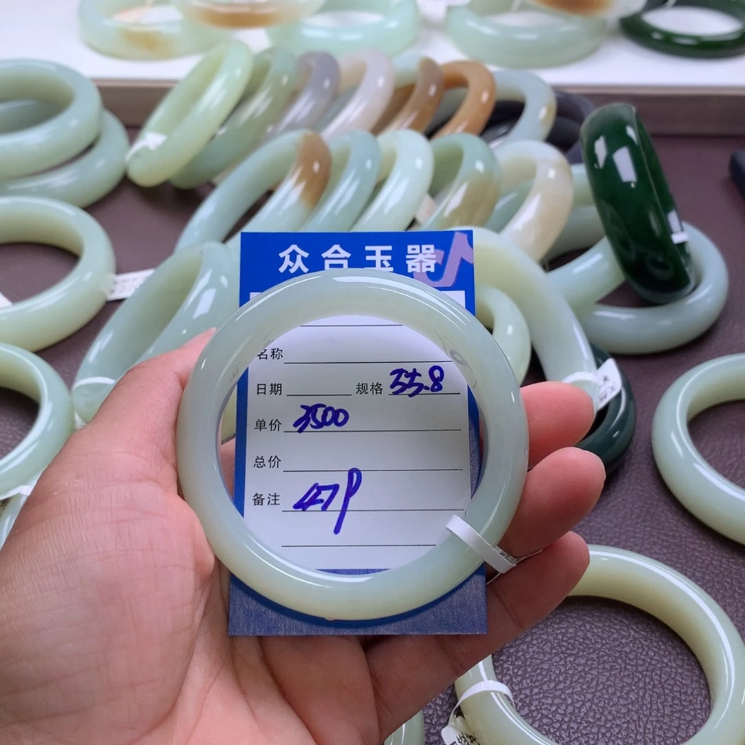 ****歌和田玉手镯未镶嵌