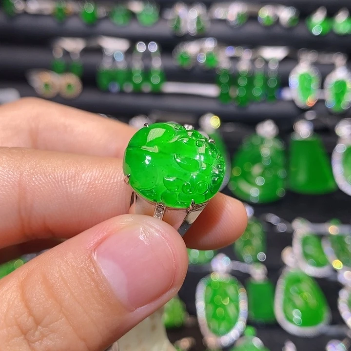 18K金镶嵌戒指翡翠天然翡翠