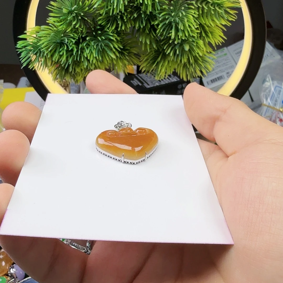 翡翠颈饰18K金镶嵌大*丽一件