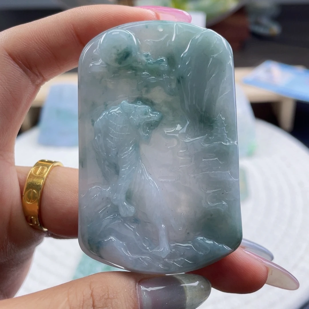 翡翠未镶嵌颈饰天然翡翠上山虎