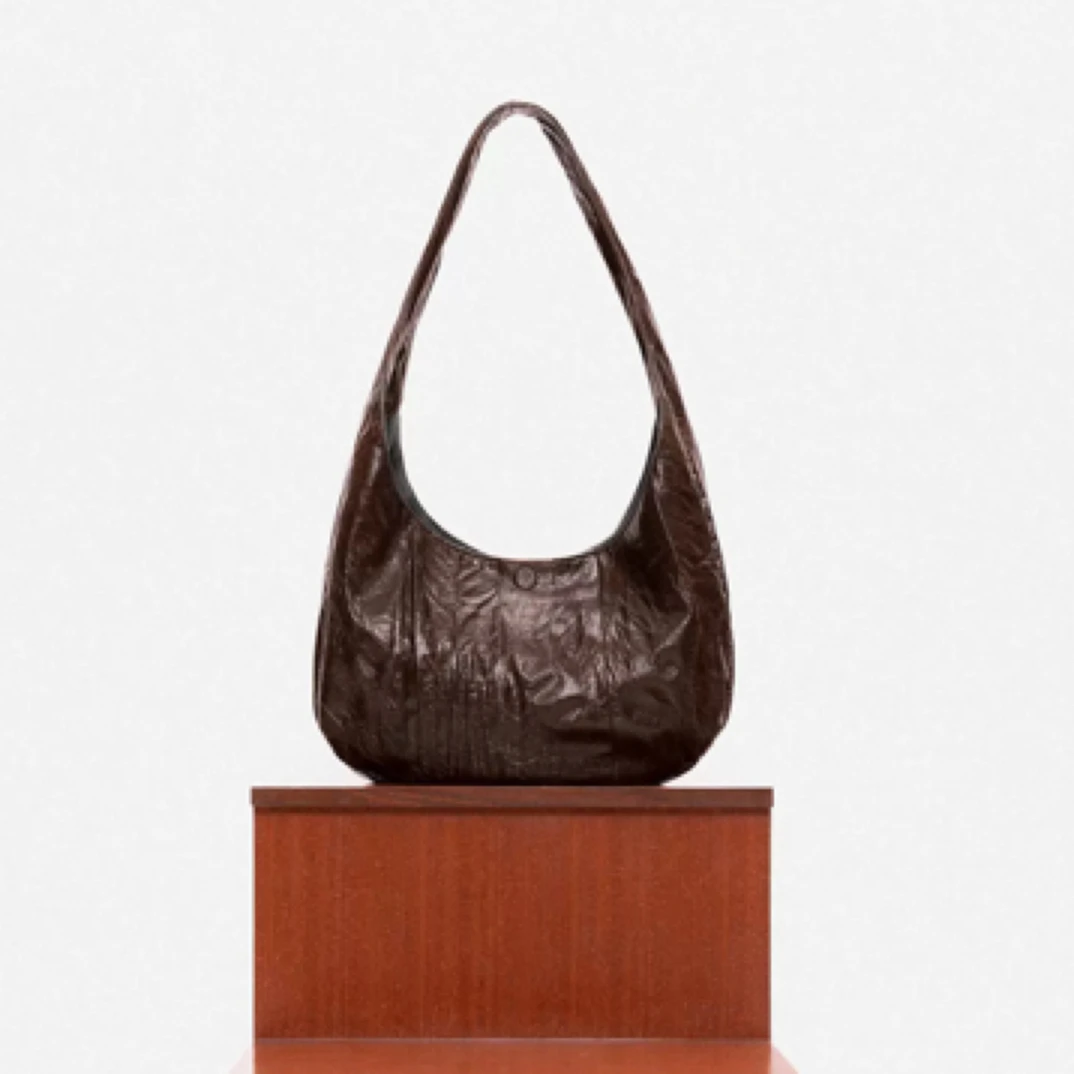 DeadOnArrival褶皱单肩斜挎饺子包中性棕色进口油蜡皮包托特包