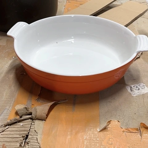 微瑕，不能明火，口径23厘米，高度6变形，针孔黑点