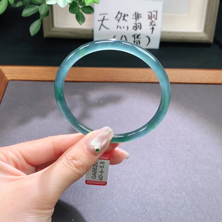 翡翠手镯未镶嵌天然翡翠手镯