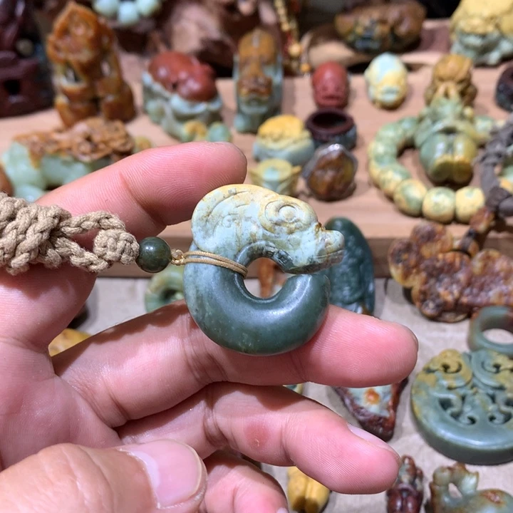 未镶嵌岫岩河磨玉（透闪石质玉）挂件