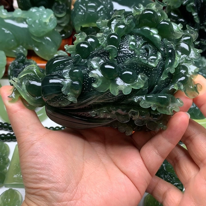 李***未镶嵌蛇纹石玉颈饰