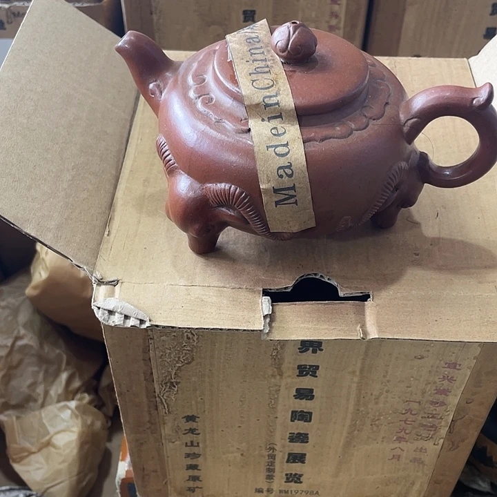 紫砂茶壶矿泥料手工制作的一把紫砂壶。