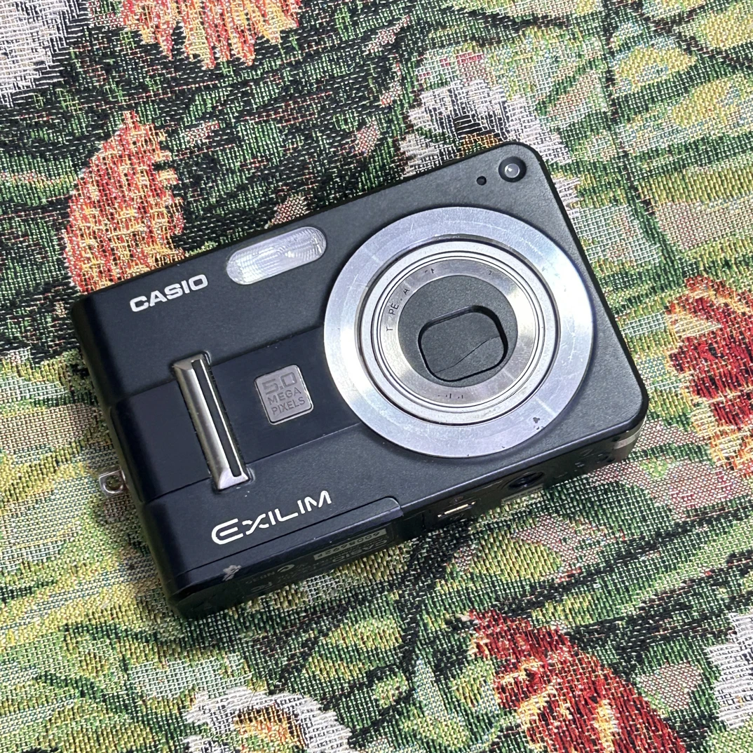 9新 Casio/卡西欧 z57 黑色 500w像素 复古ccd数码相机