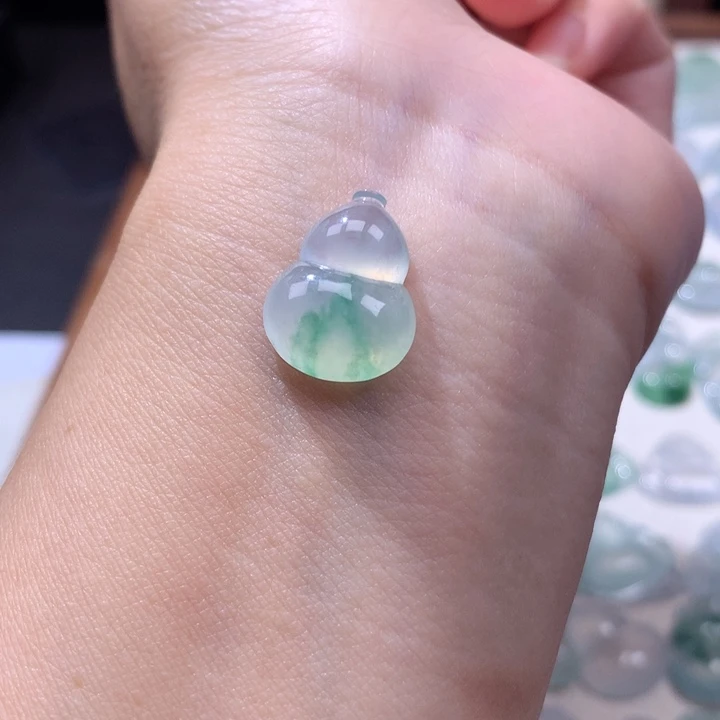 颈饰未镶嵌翡翠冰种飘阳绿葫芦