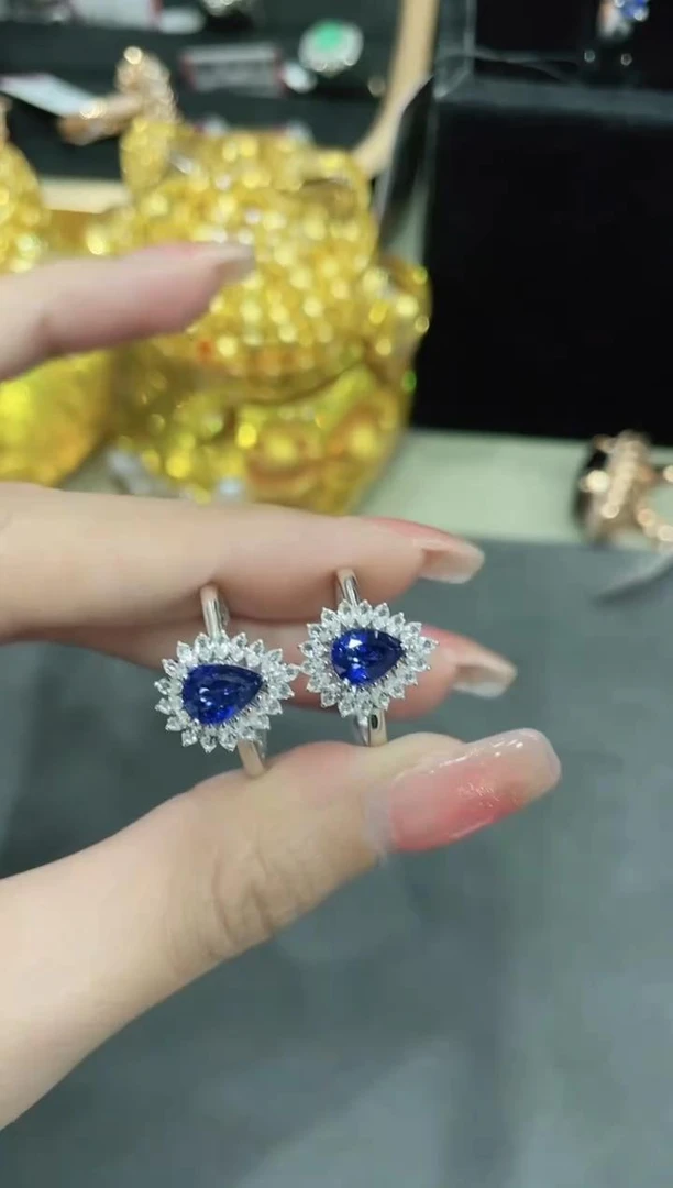 18K金镶嵌蓝宝石戒指水滴 多样性发其一