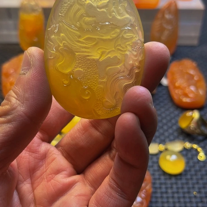 红***板石英质玉未镶嵌旦面