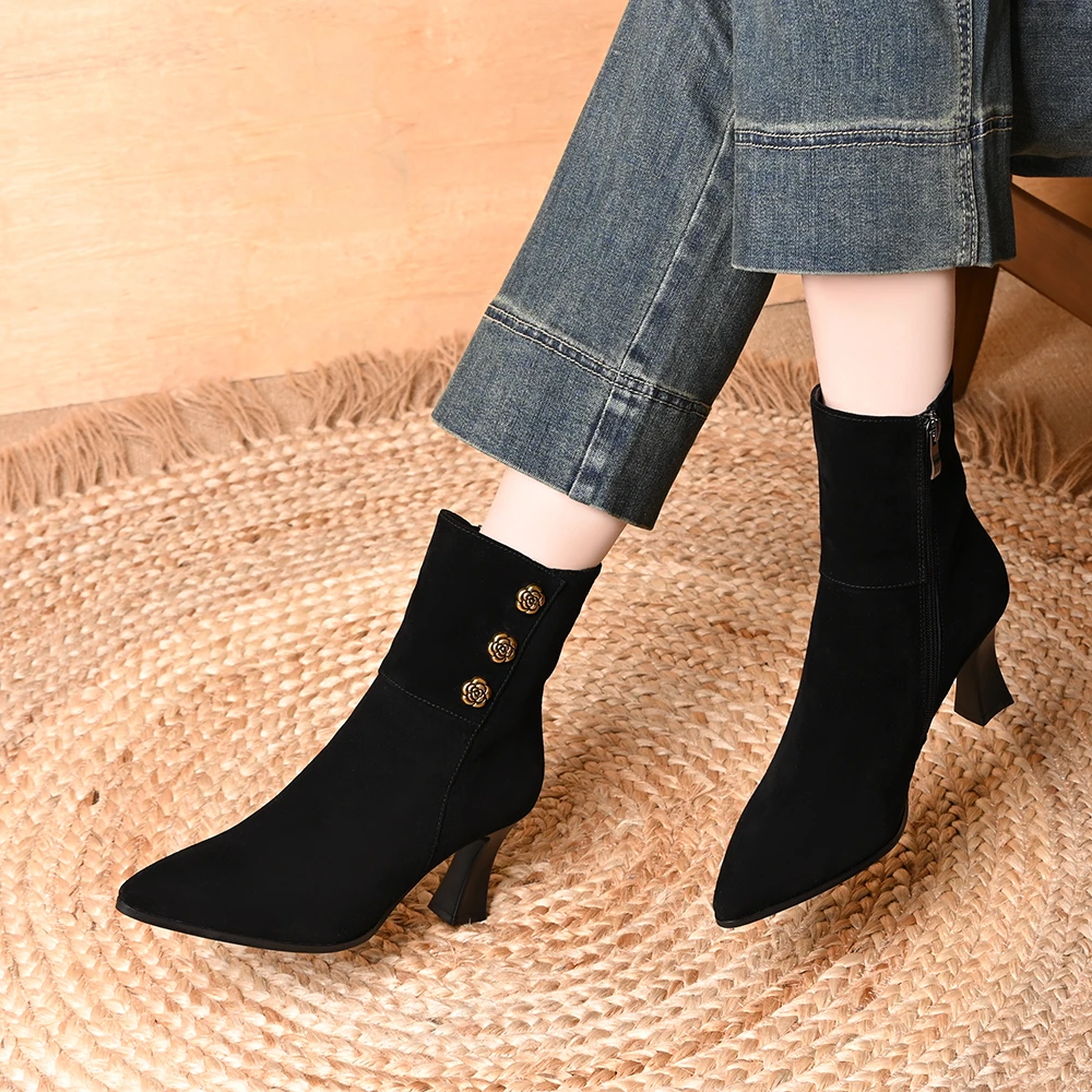 真皮羊皮尖头高跟侧拉链短靴女秋冬新款磨砂绒面山茶花排扣时装靴