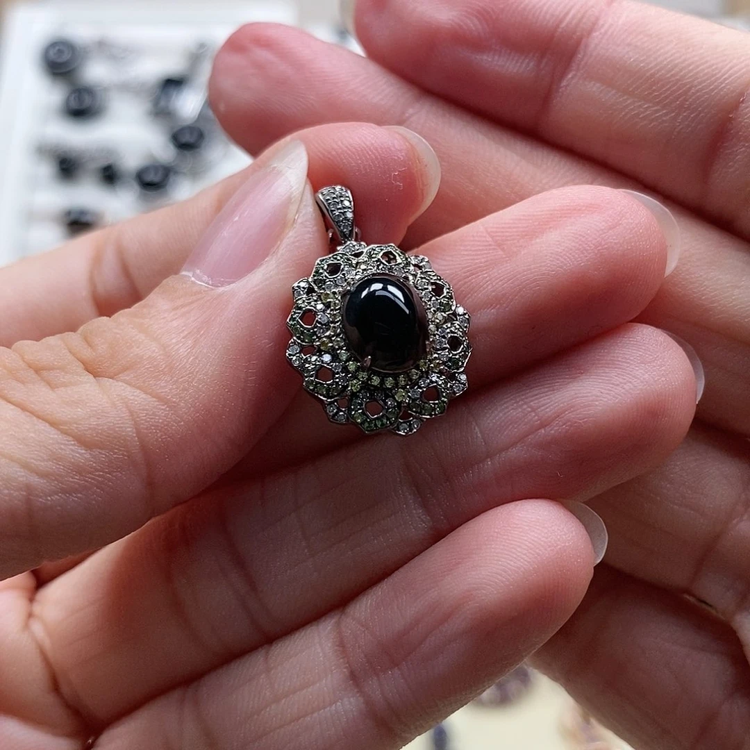 翡翠吊坠(不含链)18K金镶嵌墨翠