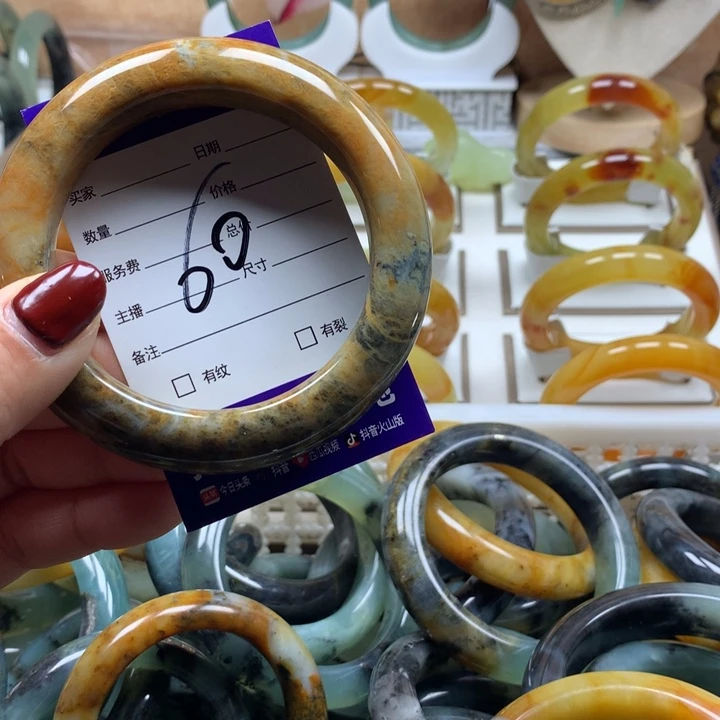 蛇纹石玉手镯未镶嵌美****。