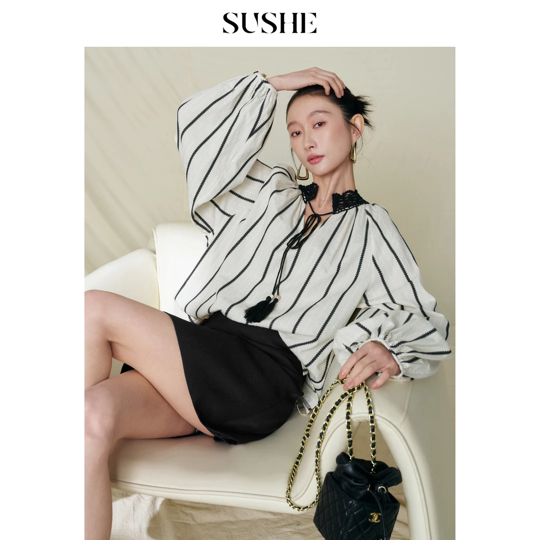 束皙SUSHE榭影暗纹竖条肌理提花撞色花边领系带流苏衬衫女出行