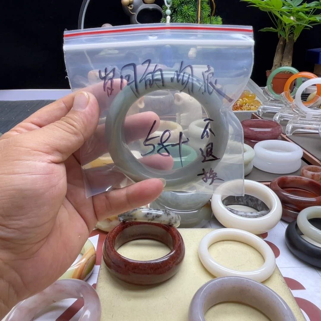 岁***痕石英质玉（佘太翠）未镶嵌手镯
