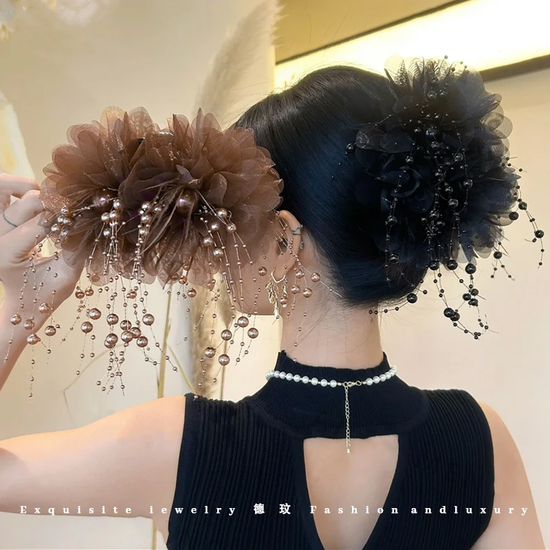 初秋2025新款气质百搭牡丹花珠珠流苏抓夹显发量蓬松高颅顶鲨鱼夹