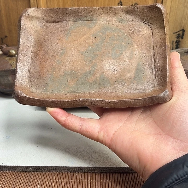 备前烧，长方形壶承，底部细小飞皮，款自查，